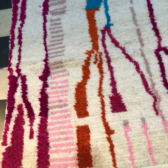 Large Abstract Ourika Handmade Moroccan Rug - Wool carpet-10'.2"x6'.6" - Picture 3 of 4